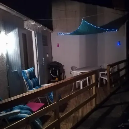 Pied Dans L'eau Petite De Domino Pour 4 Personnes בית נופש *